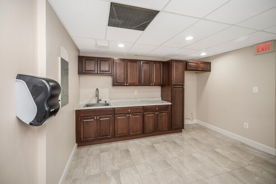 More Photos Of 1502 Featherstone Rd, Woodbridge Medical For Sale