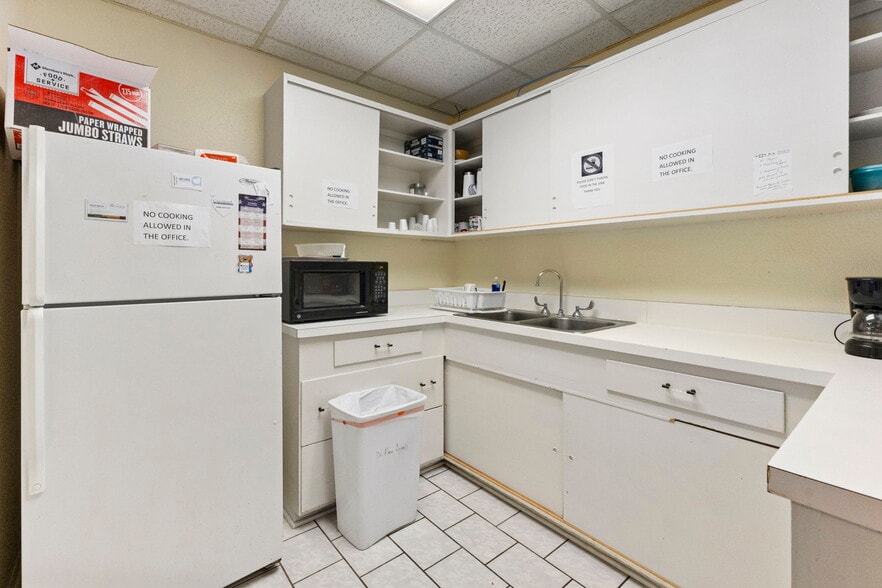 More Photos Of 1445 Somerset Rd, San Antonio Medical For Sale