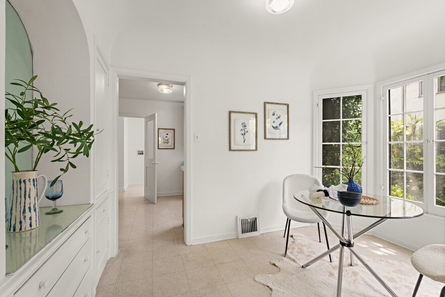 More Photos Of 1040 S Longwood Ave, Los Angeles Apartments For Sale