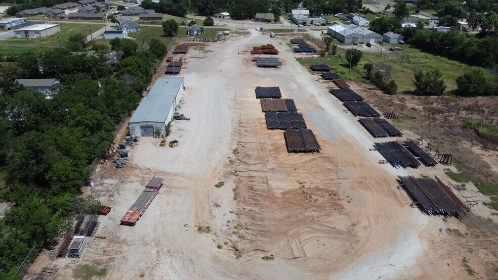 More Photos Of 701 W Broadway, Seminole Manufacturing For Sale