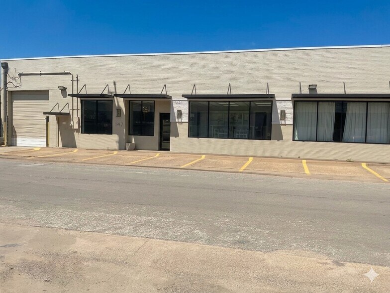 Primary Photo Of 147 Pittsburg St, Dallas Showroom For Lease