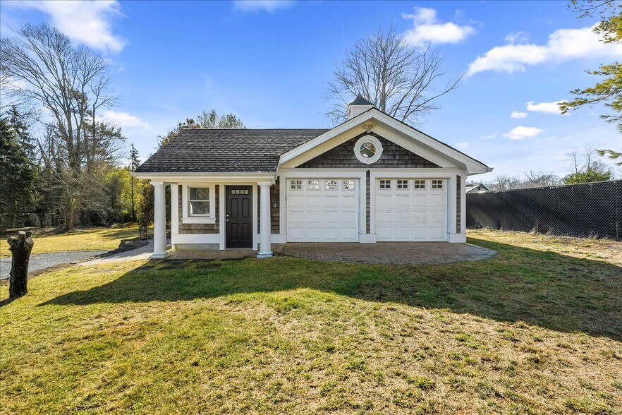 More Photos Of 584 Middle Rd, Bayport Storefront Retail Residential For Sale