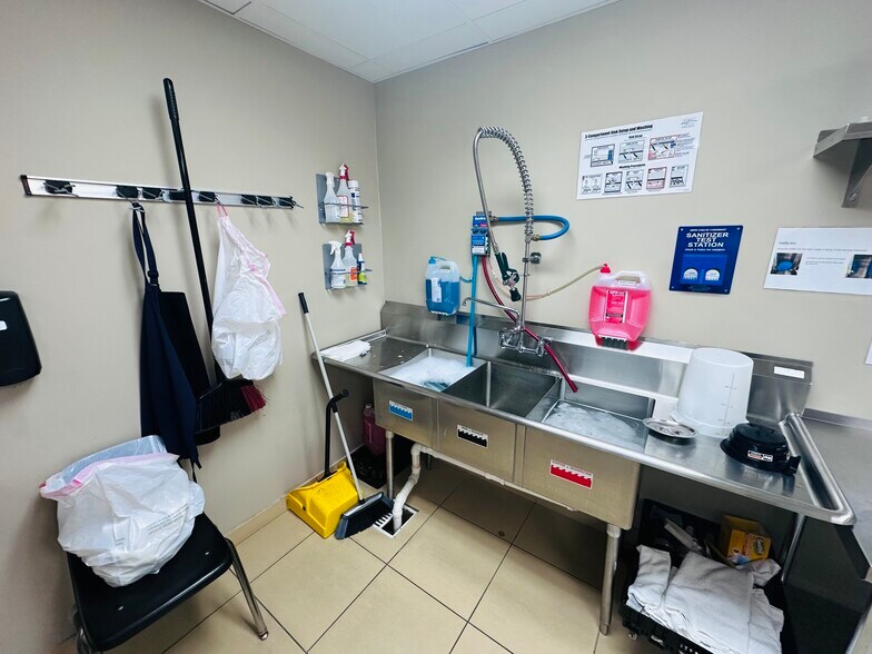 More Photos Of 4450 Rhea County Hwy, Dayton Hotel For Sale