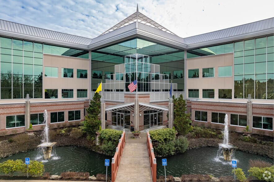 More Photos Of 6400 SE Lake Rd, Portland Office For Sale
