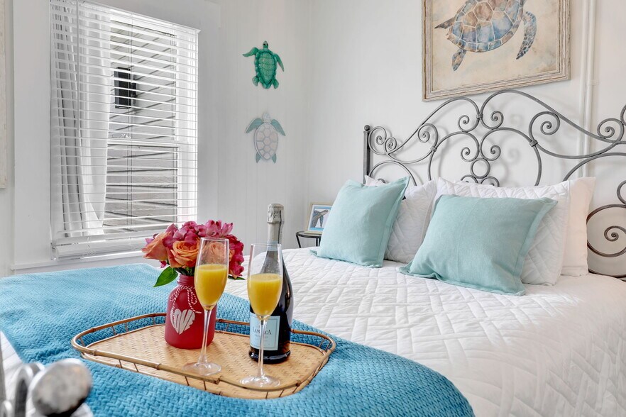 More Photos Of 2135 Mcgregor Blvd, Fort Myers Hospitality For Sale