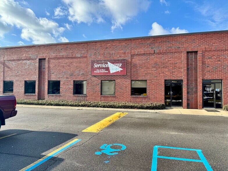 Primary Photo Of 711 Koehler Ave, Ronkonkoma Distribution For Sale