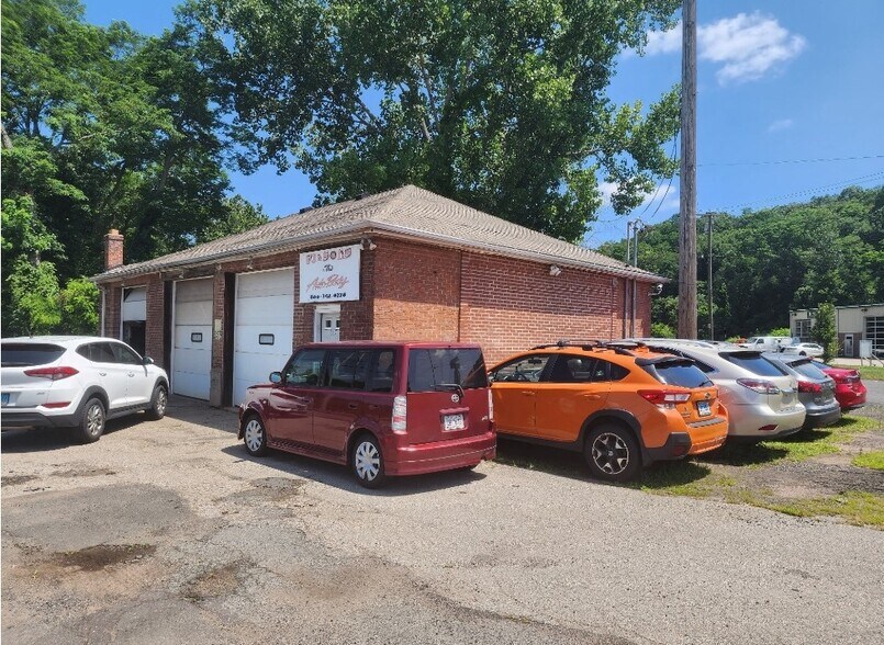 More Photos Of 537 Glastonbury Tpke, Portland Freestanding For Sale