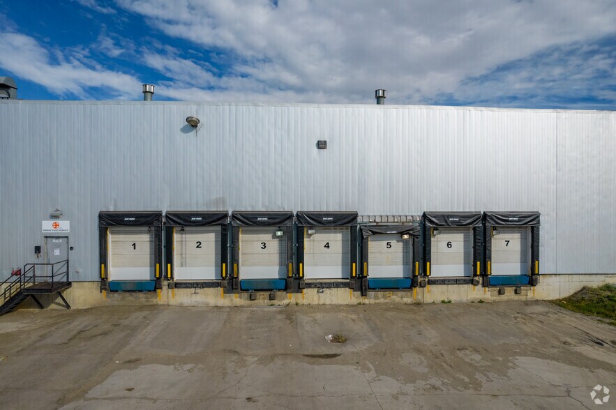 More Photos Of 707 Barlow Trl SE, Calgary Service For Lease