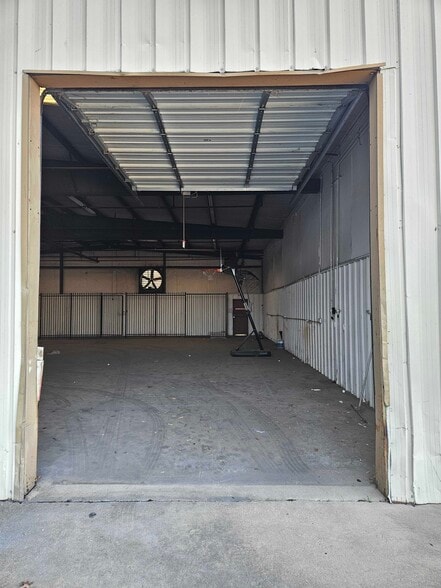More Photos Of 3317 Inwood Rd, Dallas Auto Repair For Lease