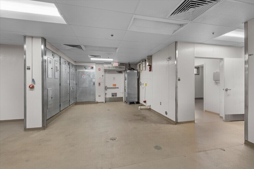 More Photos Of 1445 Center Dr, Medford Restaurant For Lease