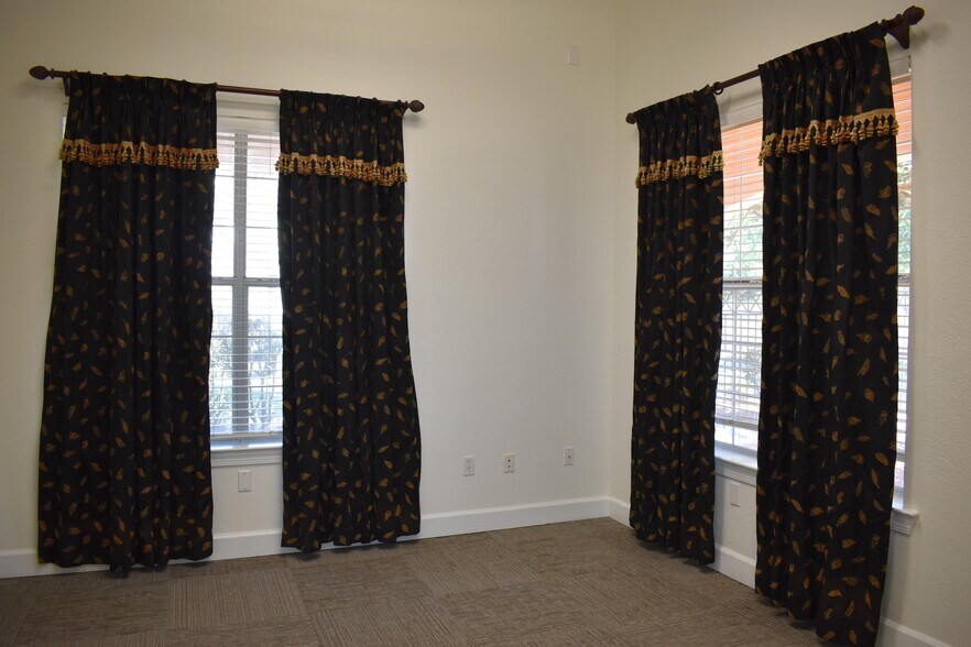 More Photos Of 2252 Beach Dr, Gulfport Office Residential For Lease