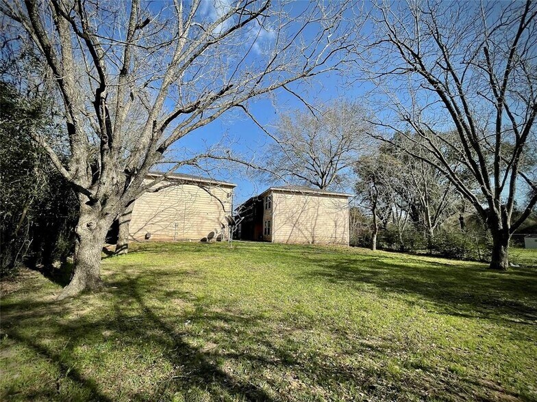 More Photos Of 2003 Phillips St, Prairie View Apartments For Sale