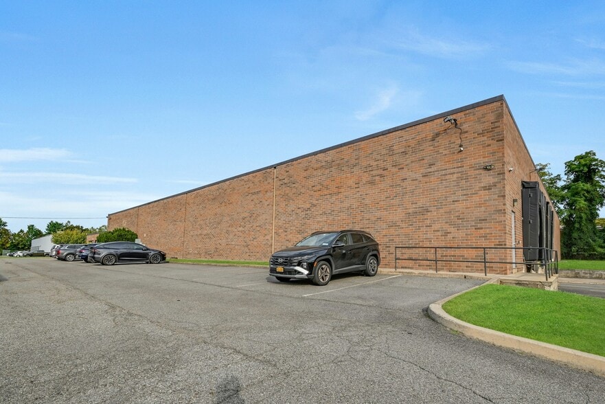 More Photos Of 106 Stonehurst Ct, Northvale Warehouse For Lease