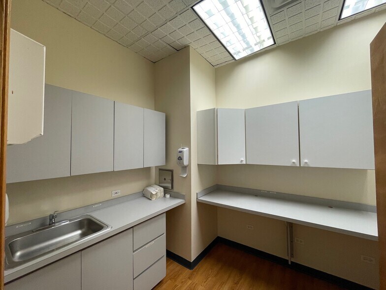 More Photos Of 4861 W 95th St, Oak Lawn Medical For Lease