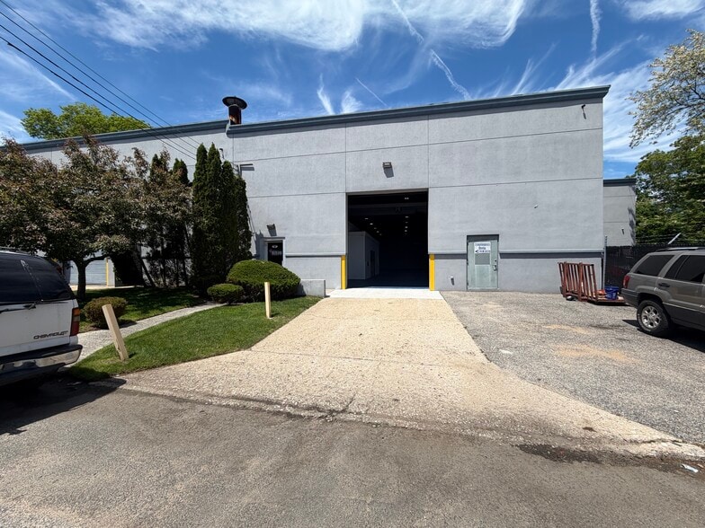 Primary Photo Of 7 Deforest St, Amityville Manufacturing For Lease