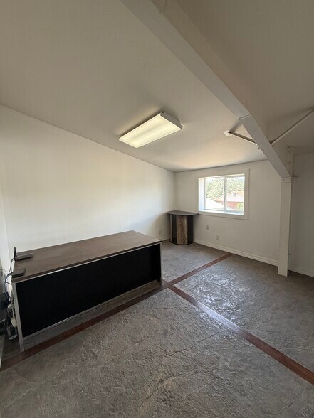 More Photos Of 1431 Anderson Rd, Montrose Warehouse For Lease