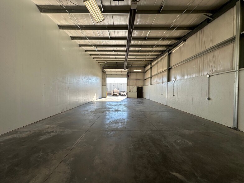 More Photos Of 1925 SW 5th St, Lincoln Warehouse For Lease