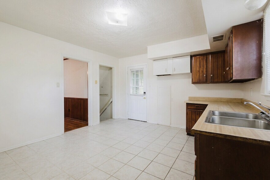 More Photos Of , Lexington Specialty For Sale