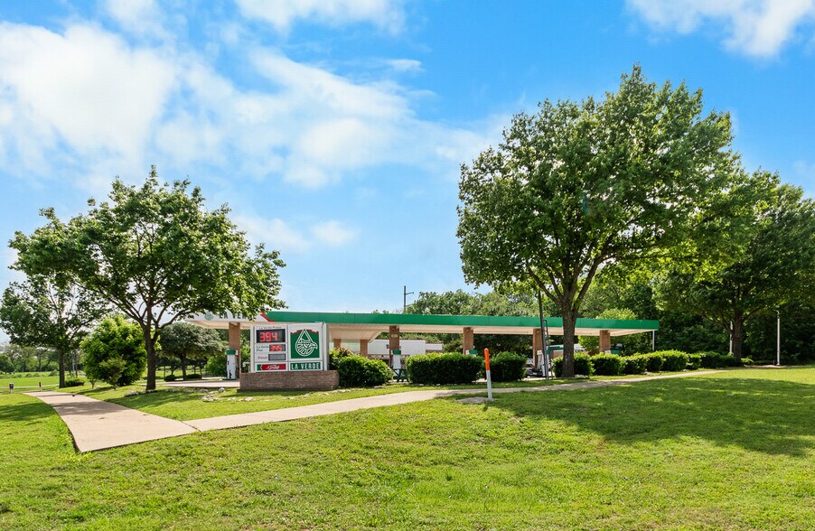 More Photos Of 2002 State Highway 66, Garland Service Station For Sale