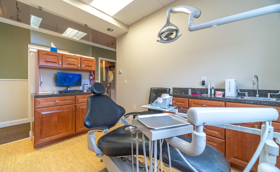 More Photos Of 30 Country Squire Dr, Cromwell Medical For Sale