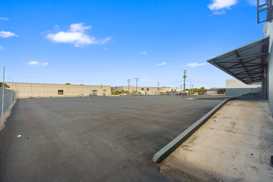 More Photos Of 5530 NW 32nd Ct, Miami Warehouse For Lease