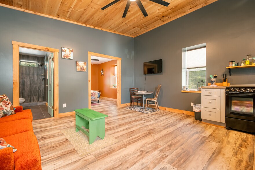 More Photos Of 541 Spruce St, Thomas Flex For Sale