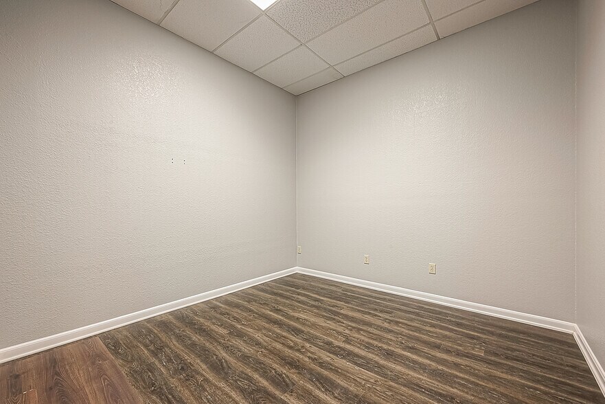 More Photos Of 1408 S Front St, Bellville Storefront For Lease