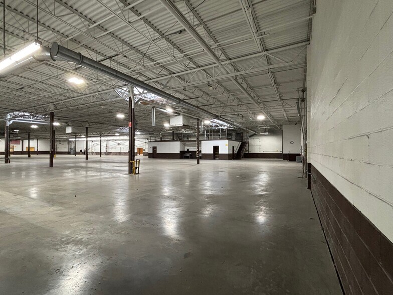 More Photos Of 340 Nagel Dr, Cheektowaga Distribution For Lease