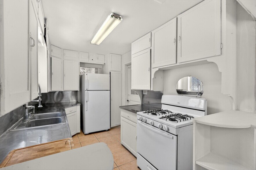 More Photos Of 4401 N 16th St, Phoenix Freestanding For Lease