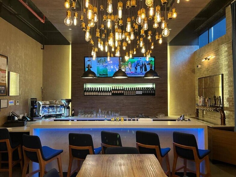 More Photos Of 428 S 5th St, Brooklyn Hotel For Lease