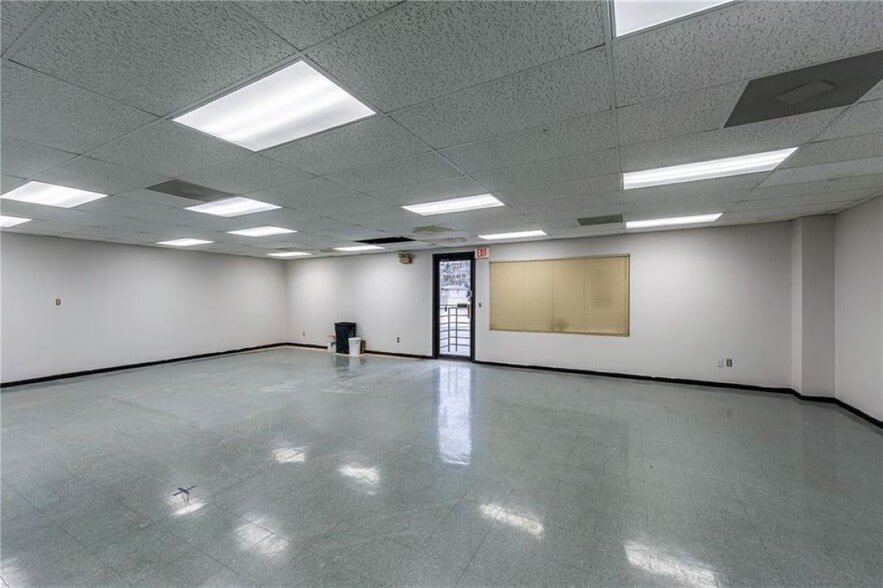 More Photos Of 2327 N Belt Hwy, Saint Joseph General Retail For Lease