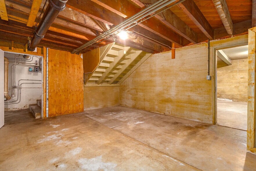 More Photos Of 138 Kamehameha Ave, Hilo Storefront For Sale