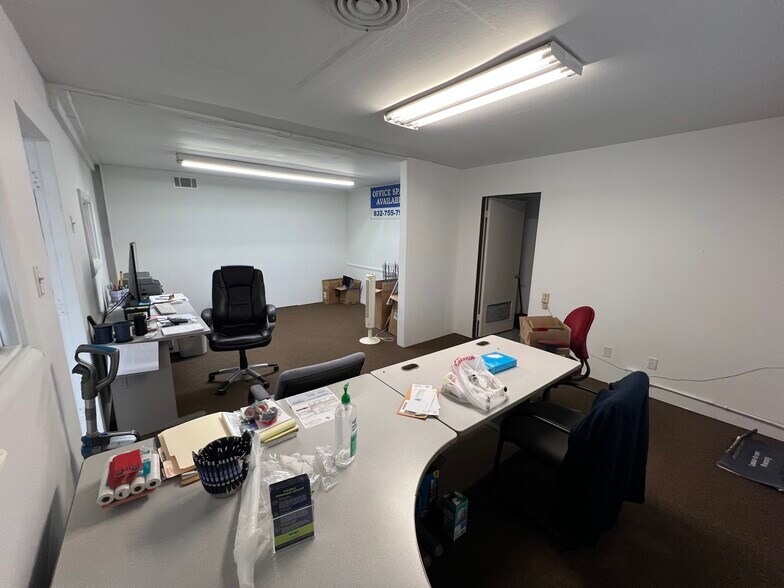 More Photos Of 622 W Texas Ave, Baytown Storefront Retail Office For Lease