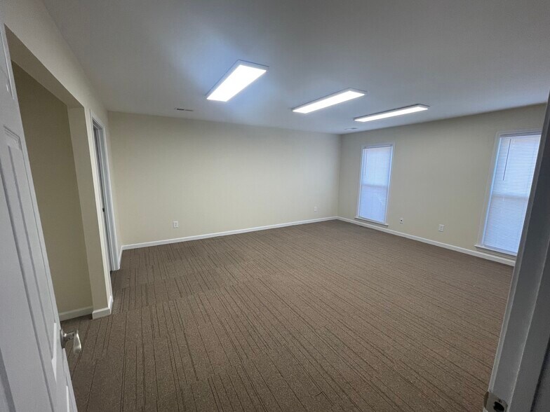 More Photos Of 2112 Skibo Rd, Fayetteville Office For Lease