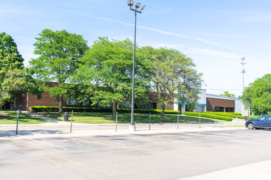 More Photos Of 5400 Perry Dr, Waterford Distribution For Sale