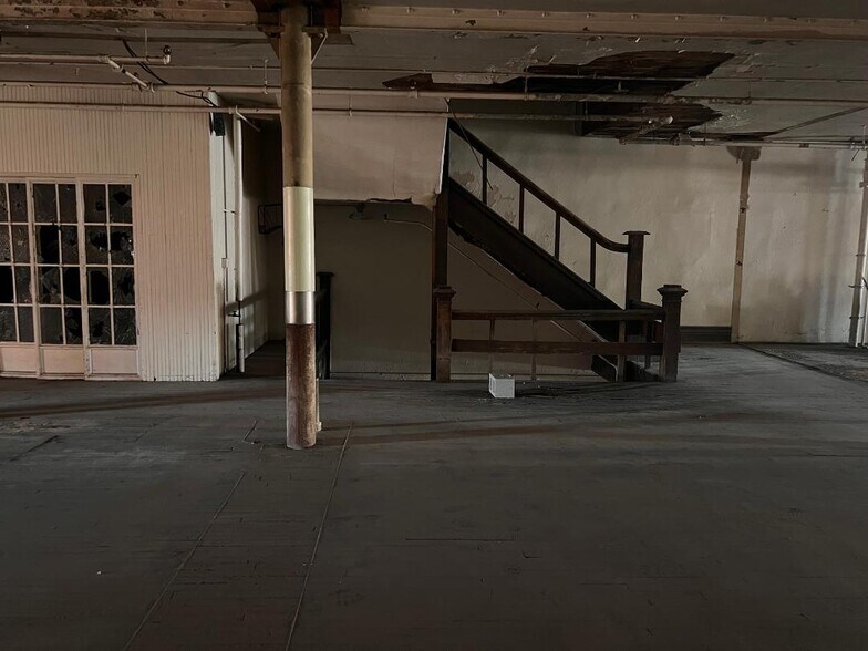 More Photos Of 922 4th Ave, Huntington Flex For Sale