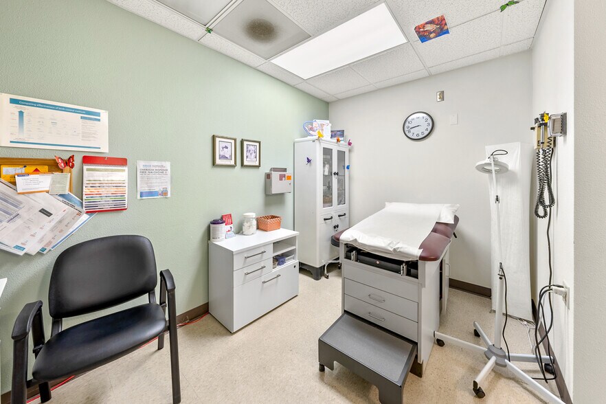 More Photos Of 715 NW Dimmick St, Grants Pass Office For Sale