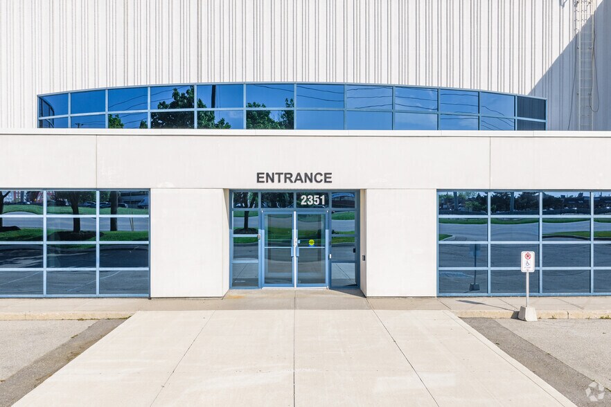 More Photos Of 2351 Upper Middle Rd E, Oakville Warehouse For Lease