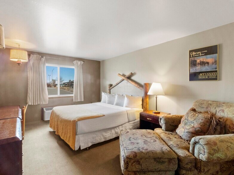 More Photos Of 1806 E Cedar Ave, Rawlins Hotel For Sale