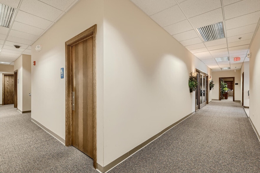 More Photos Of 108 S Wynstone Park Dr, North Barrington Office For Lease