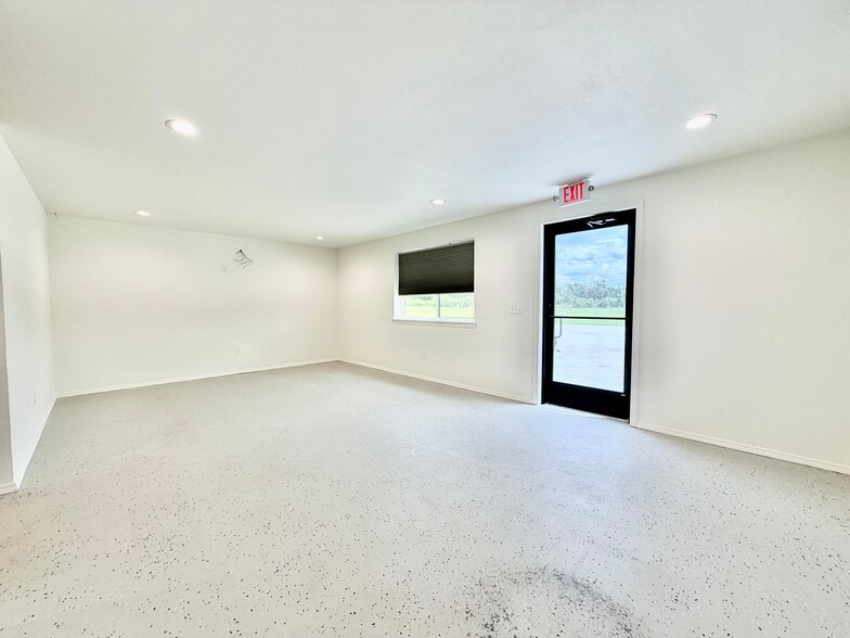 More Photos Of 1030 Moccasin ave, Tahlequah Flex For Lease
