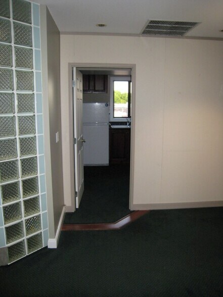 More Photos Of 1538 Foster St, White Rock Office For Lease