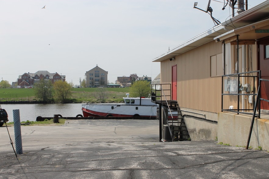 More Photos Of 1204 18th St, Two Rivers Bar For Sale