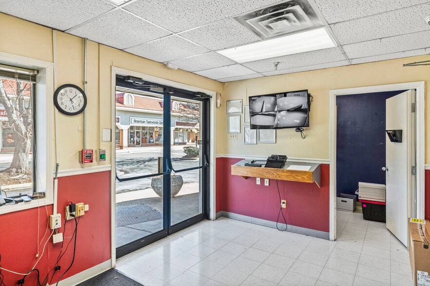 More Photos Of 211 Edds Ln, Sterling Schools For Lease