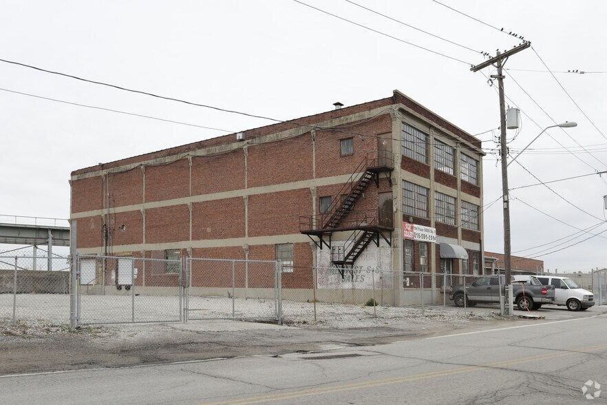 More Photos Of 1350 Woodswether Rd, Kansas City Warehouse For Lease