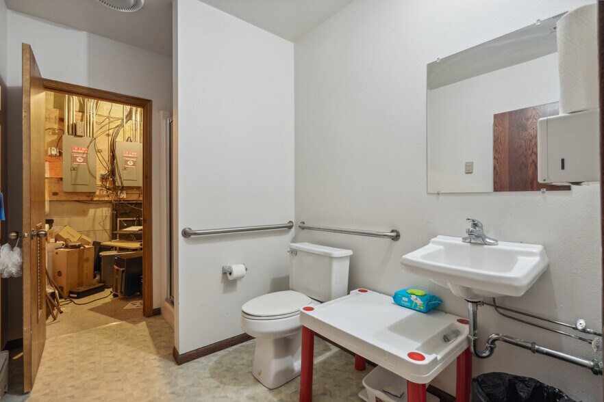 More Photos Of 305 E San Marnan Dr, Waterloo Medical For Sale