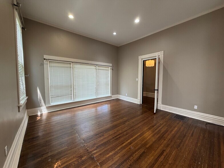 More Photos Of 28 S Idlewild St, Memphis Freestanding For Sale