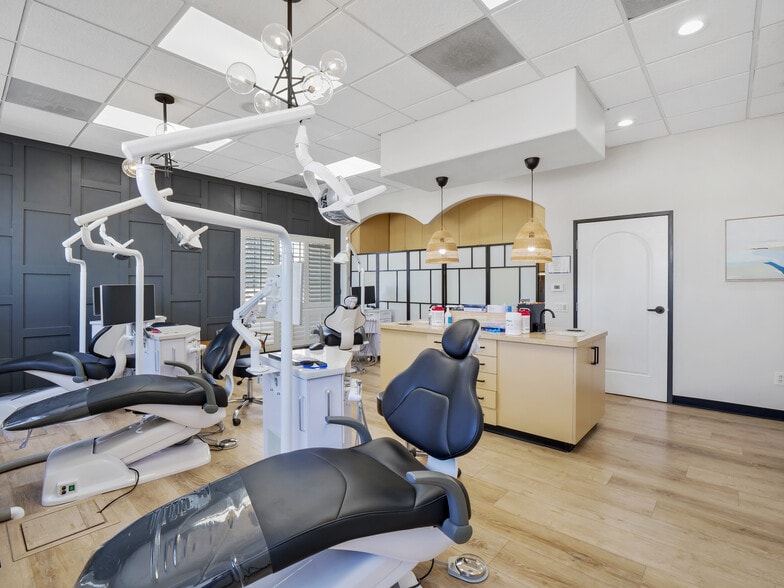 More Photos Of 19100 Ventura Blvd, Tarzana Storefront Retail Office For Lease