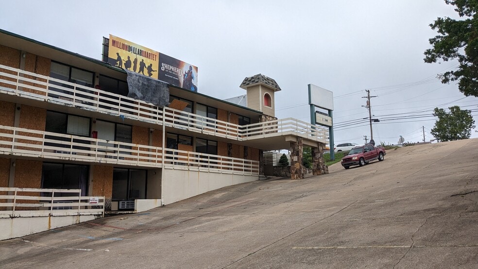 More Photos Of 1900 W 76 Country Blvd, Branson Hotel For Sale