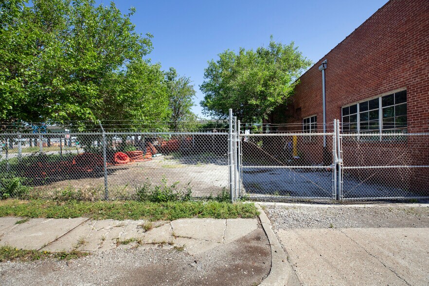 More Photos Of 1512 W 14th St, Kansas City Warehouse For Lease